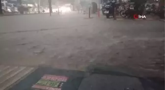 Silifke'de yağışla birlikte ev ve iş yerlerini su bastı