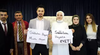 Nikahları kıyılan sağlık çalışanı çift, açtıkları dövizle kadına şiddete tepki gösterdi