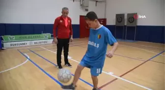 Oğlunun futbol oynamasına izin vermeyen babayı Pascal Nouma ikna etti (Ek görüntü)