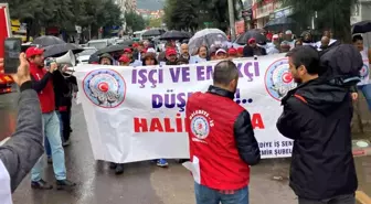 Tazminatsız işten çıkarıldıklarını iddia eden işçilerden Gaziemir Belediyesi önünde eylem