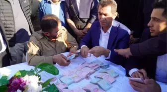 5 bin kişinin katıldığı aşiret düğününde takılan paraları zor saydılar