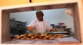Gümüşhane'de yaşlı çift 37 yıldır birlikte pide salonu işletiyor