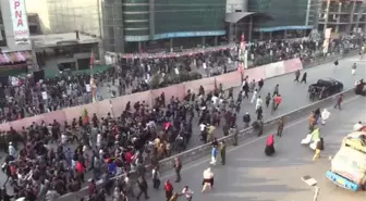 RAVALPİNDİ - Pakistan'da İmran Han, partisinin eyalet meclislerinden istifa edeceğini açıkladı (2)