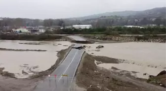 Sağanak yağış servis bölümünün yıkılmasına neden oldu