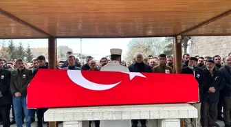 Görev yerine giderken trafik kazasında şehit olan Uzman Onbaşı Polat memleketi Erzurum'da son yolculuğuna uğurlandı