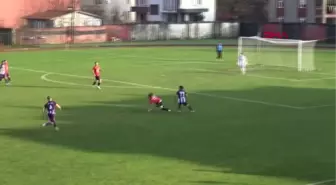 DİLİ BOĞAZINA KAÇAN FUTBOLCUYA HAKEM MÜDAHALESİ