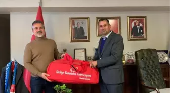 Eski Gençlik ve Spor Bakanı Suat Kılıç'tan Badminton Federasyonuna ziyaret