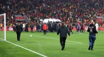 Göztepe - Altay maçı devam edecek mi, tekrar oynanacak mı? Göztepe - Altay maçı ne zaman oynanacak? Göztepe - Altay maçı ne zamana ertelendi?