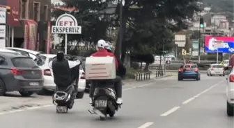 ÜSKÜDAR'DA MOTOSİKLETLİNİN TEK TEKER ÜZERİNDE TEHLİKELİ YOLCULUĞU