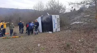 BİLECİK'TE YOLCU MİNİBÜSÜ ŞARAMPOLE DEVRİLDİ 7 YARALI