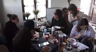 Yıllar önce aldıkları eşyaları, sanatla buluşturup geri dönüşüme katkı sağlıyorlar