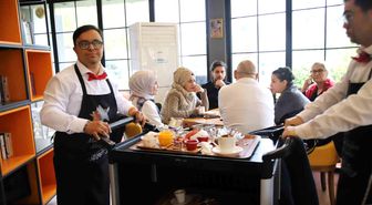 Bu kafenin çalışanlarını görenler uğramadan geçemiyor