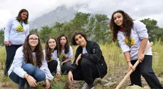 Konyaaltı'nda çocukların ağaç dikme heyecanı