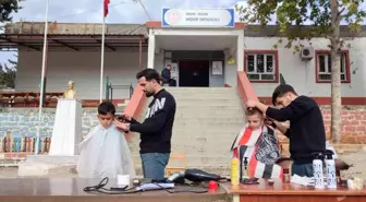 Kozan'da bir berber kırsal mahallelerdeki çocukları ücretsiz tıraş etti