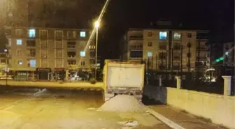 YOLA DÖKÜLEN KÜSPE NEDENİYLE KAYAN MOTOKURYE, BARİYERE ÇARPIP ÖLDÜ