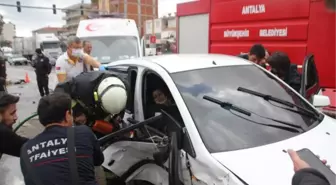 Antalya'da otomobiller çarpıştı: 1'i çocuk 5 yaralı