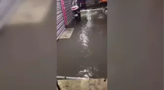 Avcılar'da yağış nedeniyle bazı dükkanları su bastı