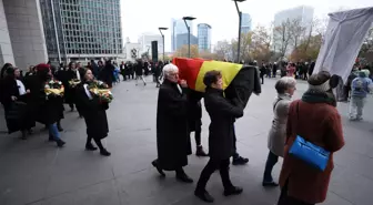 Belçika'da avukatlardan mültecileri sokağa terk ederek 'hukuku öldüren' devlete 'cenaze töreni'