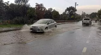 BODRUM'DA SAĞANAK; CADDE VE SOKAKLAR SUYLA DOLDU, SÜRÜCÜLER ZOR ANLAR YAŞADI