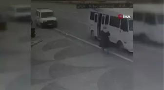 Minibüse binmek isterken aracın altında kaldı... O anlar kamerada