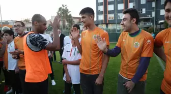 Alanyasporlu futbolcular özel çocuklarla futbol oynadı