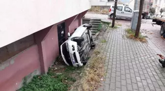 Aracını park ederken apartman boşluğuna düştü: 1 yaralı