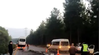 Arızalanan kamyonetini kontrol ederken minibüsün çarpmasıyla öldü