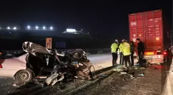 GAZİANTEP'TE OTOMOBİL, TIR'A ÇARPTI 2 ÖLÜ, 5 YARALI