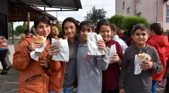Germencik'te 700 öğrenciye balık ekmek dağıtıldı