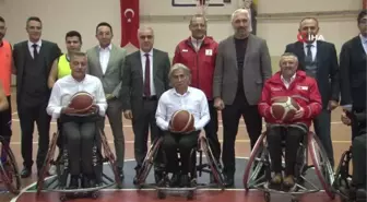 Okçu kaymakam, tekerlekli sandalye ile basket atışı yaptı