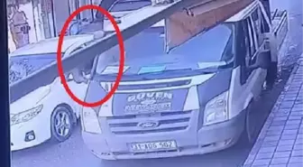 OTOMOBİLİ İLE KAMYONET ARASINDA SIKIŞTI; O ANLAR KAMERADA