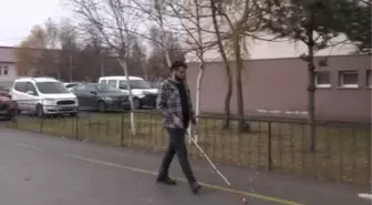 Mezun olduğu okulda memur olan görme engelli Faruk'un hayali öğretmen olmak