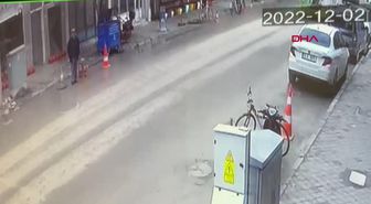 MOTOSİKLETİN YAYAYA ÇARPTIĞI KAZA KAMERADA