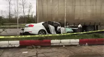 Otomobilin park halindeki tıra çarptığı kazada 3 kişi yaralandı