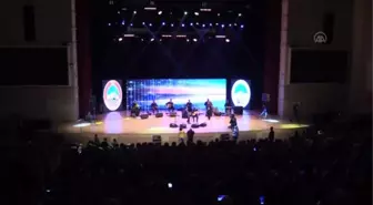 Sanatçı Orhan Hakalmaz engelli bireylerle türkü söyledi