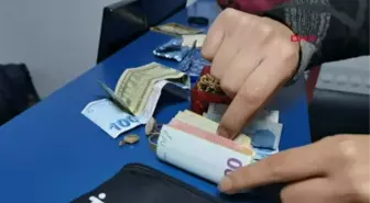 YOLDA BULDUKLARI, İÇİNDE 60 BİN TL'LİK PARA VE ALTIN OLAN CÜZDANI SAHİBİNE TESLİM ETTİLER