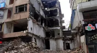AVCILAR'DA DUVARLI ÖNLEM ÇARE OLMADI; YIKTIRILDI