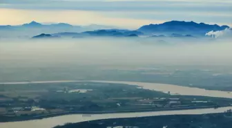 Çin'de Tabloyu Andıran Sisli Bir Kış Sabahı