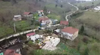 Depremde ağır hasar gören binaların yıkım işlemi sürüyor