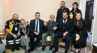 Duran kalbini tekrar çalıştıran 112 Acil Servis ekibini evinde ağırladı