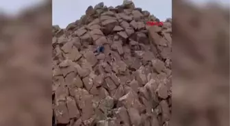 HALATLA KAYALIKLARA İNİP, MAHSUR KALAN AV KÖPEĞİNİ KURTARDI