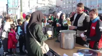 İHH GÖNÜLLÜSÜ GENÇLER İÇİN ÇORBA DAĞITILDI