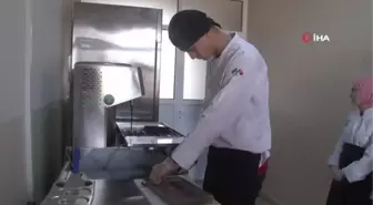 Meslek lisesi öğrenciler çikolata üretiyor
