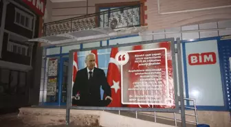 MHP'li Tefenni Belediyesi, İlçedeki Zincir Market Şubesinin Önüne, Üzerinde Devlet Bahçeli'nin Sözlerine Yer Verilen Reklam Panosu Yerleştirdi