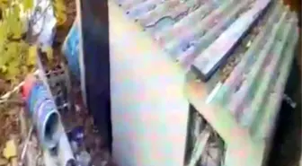 Arnavutköy'de bir işyerinin deposundan malzeme çalan şahıs kamerada