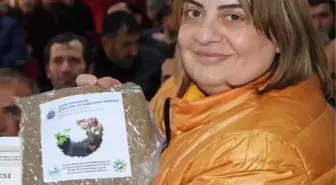 ÇİFTÇİLERE KOMPOSTUN ÖNEMİNİ ANLATIP, POŞETLERLE DAĞITTI