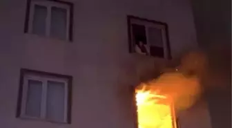Alevler içinde kalan evi üst katın camından sarkarak izledi