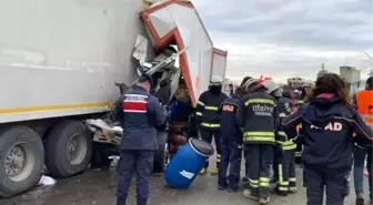 KİMYASAL MADDE YÜKLÜ KAMYON TIR'A ÇARPTI; 1 YARALI