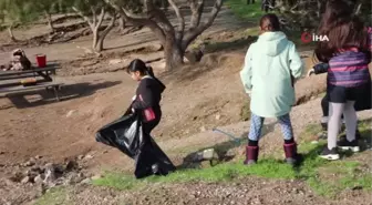 Minik öğrenciler Bodrum sahilini temizledi
