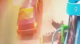 Akaryakıt istasyonunda yanan aracı çalışanlar söndürdü